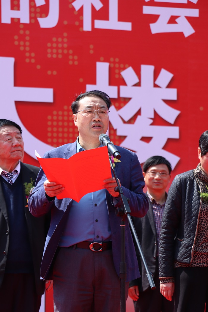 4副县长任贵明致辞.jpg 意昂体育安全通道
